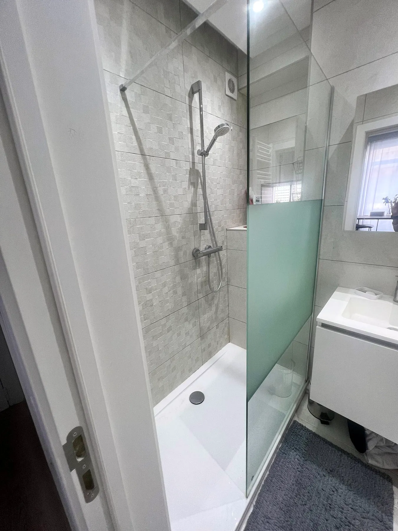 Walk-in shower with glass screen
