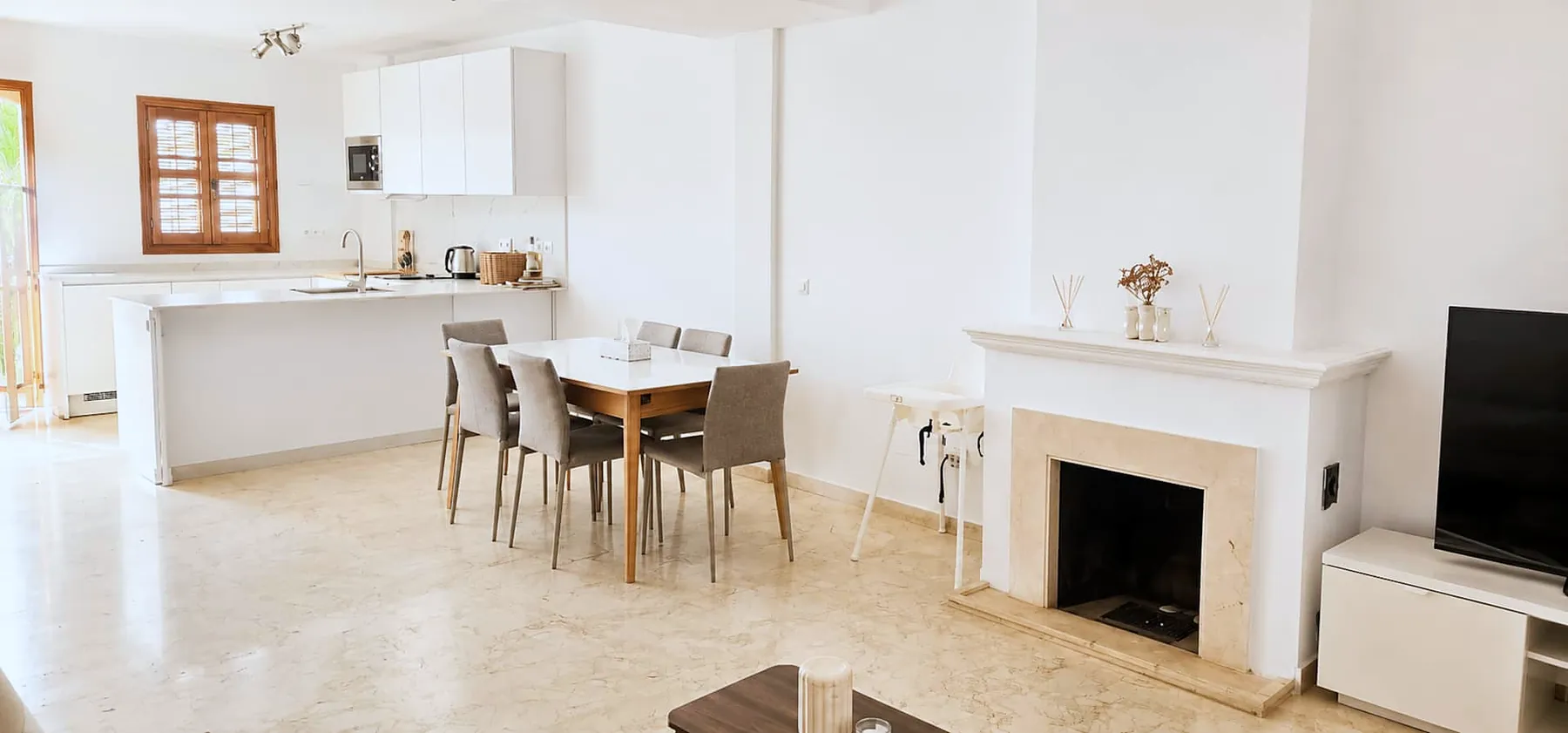 Kitchen, dining table and living area in one bright space